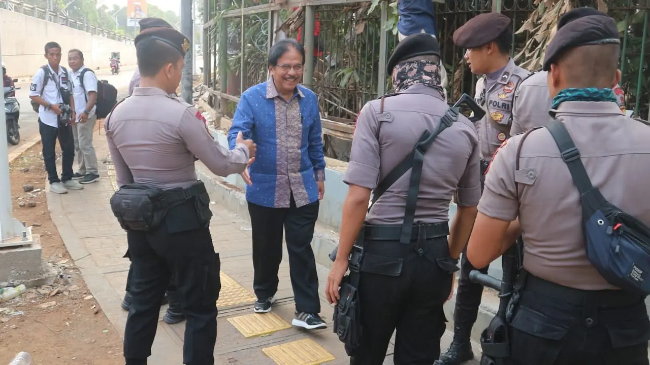 Menteri Sofyan Djalil berjalan kaki ke DPR