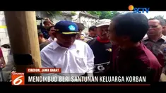 Jadi utusan Presiden, Mendikbud Muhadjir Effendy berikan santunan kepada keluarga korban tembok sarang walet yang ambruk di Cirebon, Jawa Barat.