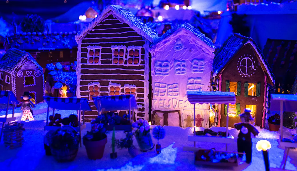 Detail pameran desa kue jahe di Bergen, Norwegia, pada 19 Desember 2018. Pameran tahunan yang populer ini menampilkan ratusan rumah dan struktur lainnya dari kue jahe yang identik dengan perayaan Natal.  (Marit HOMMEDAL/NTB Scanpix / AFP)