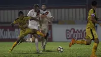 Gelandang PSM Makassar, Willem Pluim, berusaha melewati gelandang Bhayangkara FC, Wahyu Subo, pada laga Liga 1 di Stadion PTIK, Jakarta, Senin (3/12). Kedua klub bermain imbang 0-0. (Bola.com/Yoppy Renato)