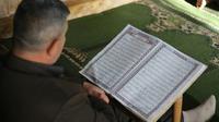 Ilustrasi Islami, muslim, membaca Al-Qur'an. (Foto oleh Ahmed akacha: https://www.pexels.com/id-id/foto/pria-book-membaca-teks-19263896/)