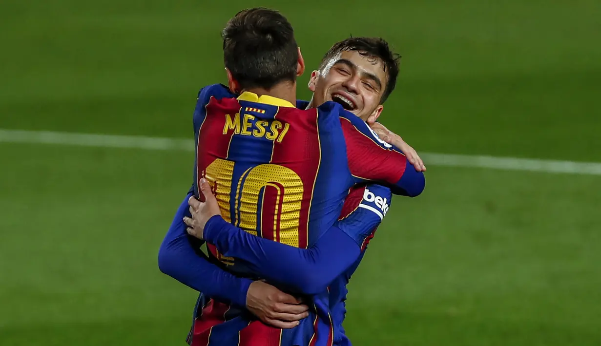 Striker Barcelona, Lionel Messi merayakan gol keduanya ke gawang Getafe bersama Pedri dalam laga lanjutan Liga Spanyol 2020/2021 pekan ke-32 di Camp Nou Stadium, Barcelona, Kamis (22/4/2021). Barcelona menang 5-2 atas Getafe. (AP/Joan Monfort)