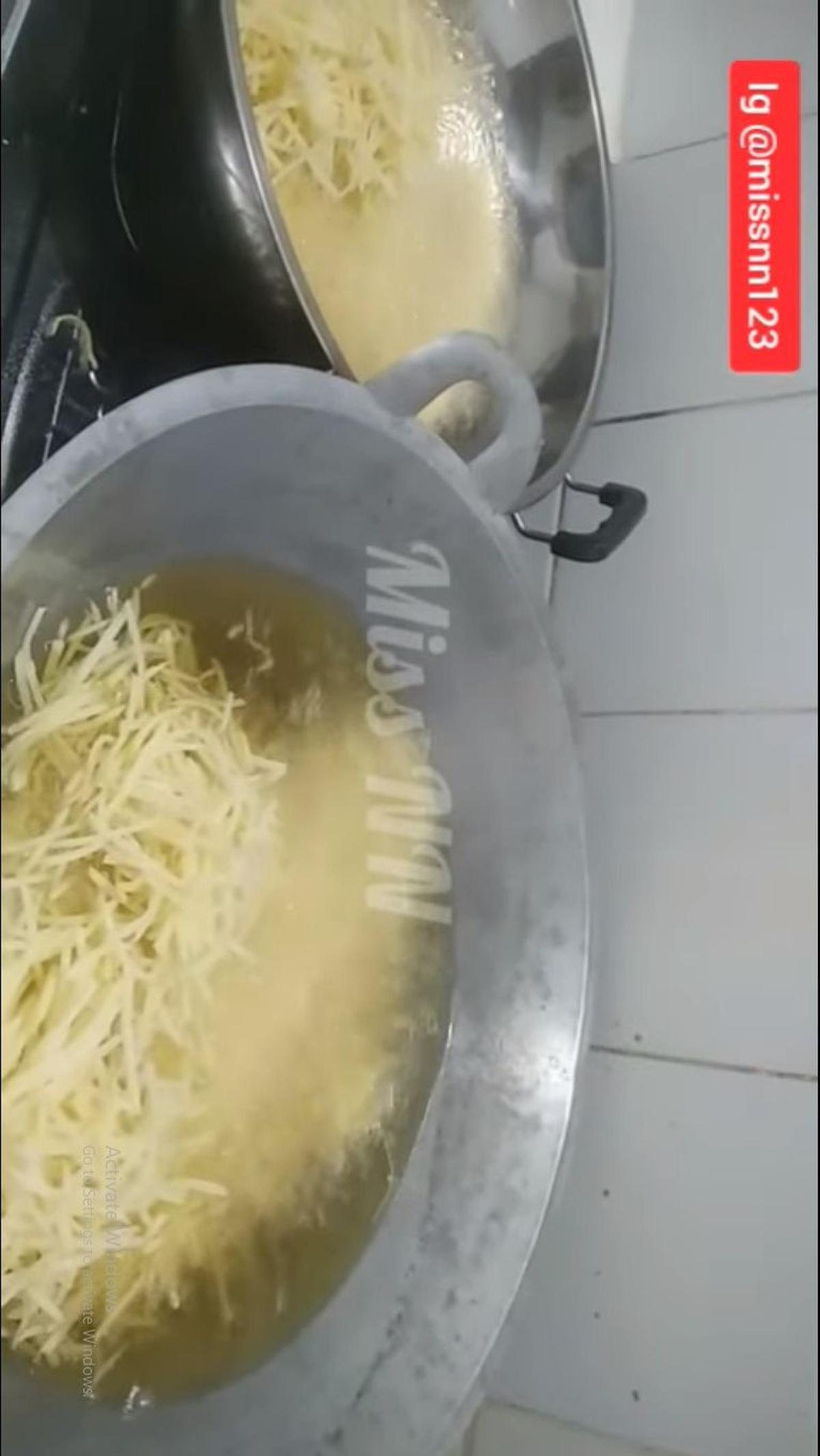Goreng dengan Dua Wajan secara Bergantian