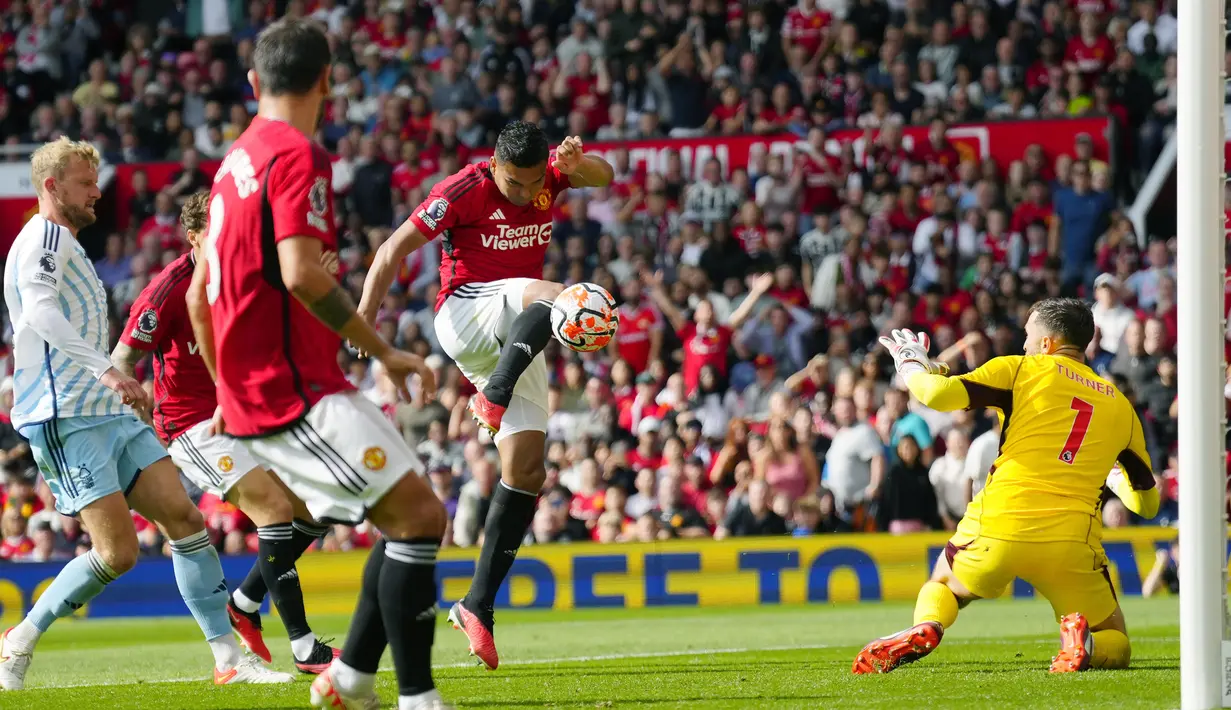 Gelandang andalan MU, Casemiro (tengah), berhasil mencetak gol kedua bagi Setan Merah ke gawang Nottingham Forrest yang dijaga oleh Matt Turner dalam pertandingan pekan ketiga Liga Inggris 2023/2024 yang berlangsung di Old Trafford, Manchester, Inggris, Sabtu (26/8/2023). (AP Photo/Jon Super)