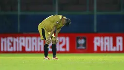 Pemain Bhayangkara Solo FC, Indra Kahfi, menangis usai ditaklukkan Persija Jakarta pada laga Piala Menpora 2021 di Stadion Kanjuruhan, Malang, Rabu (31/3/2021). Persija Menang dengan skor 2-1. (Bola.com/M Iqbal Ichsan)