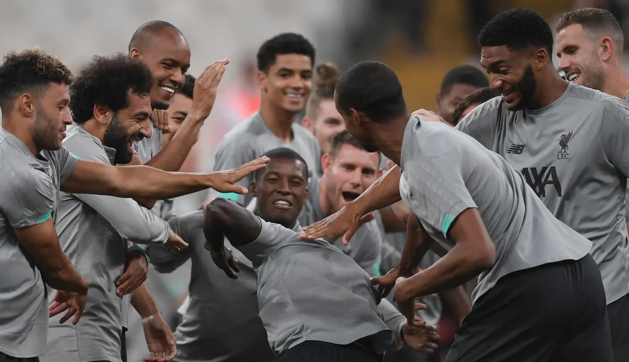 Para pemain Liverpool bercanda saat menghadiri sesi latihan di stadion Besiktas Park di Istanbul, Turki (13/8/2019). Liverpool akan bertanding melawan Chelsea dalam pertandingan Piala Super Eropa 2019 di Istanbul, Turki, Kamis (15/8/2019) dini hari WIB. (AFP Photo/Ozan Kose)
