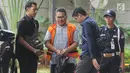 Mantan anggota DPRD Sumatera Utara Syahrial Harahap dikawal petugas tiba di gedung KPK, Jakarta, Senin (28/1). Syahrial diperiksa terkait penerimaan suap persetujuan Laporan Pertanggungjawaban APBD 2012. (Merdeka.com/Dwi Narwoko)