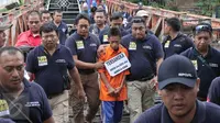 Polda Metro Jaya melakukan rekonstruksi kasus pembunuhan bocah 12 tahun, Adinda Anggia Putri dengan tersangka pembunuhan Anwar di Rusun Benhil, Jakarta, Minggu (29/11/2015). Rekonstruksi dilakukan sebanyak 36 reka adegan. (Liputan6.com/Angga Yuniar) 