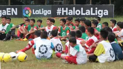 Anak SSB Tik Tak mendengar arahan dari instruktur pada Coaching Clinic bersama RCD Espanyol di Lapangan  AKRI, Ampera, Minggu (16/7/2017). Coaching Clinic oleh pelatih Thomas N’Kono dan Kiper Espanyol B, Eduardo Frais. (Bola.com/Nicklas Hanoatubun)