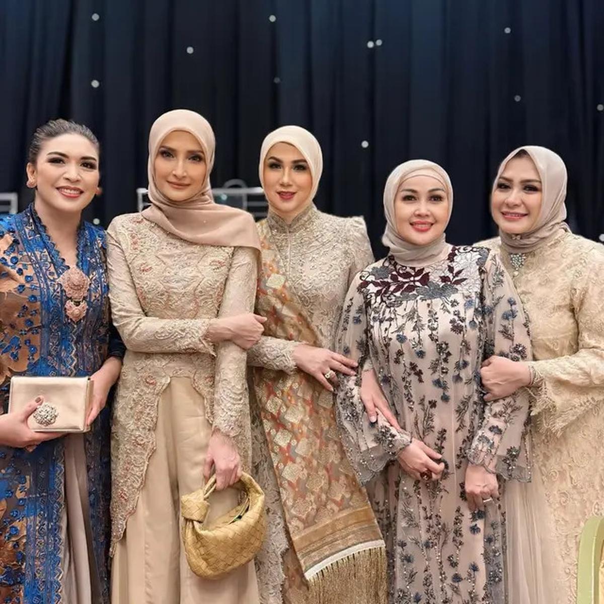 8 Potret Artis Hadir di Pernikahan Anak Bella Saphira, Jadi Ajang Reuni Artis Lawas 90-an