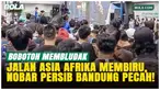 Bobotoh memadati Jalan Asia Afrika, Bandung, Sabtu (23/5/2026), saat nonton bareng Persib vs Persijap. Antusiasme suporter membuat kawasan ikonik Kota Bandung dipenuhi lautan biru hingga arus lalu lintas sempat tersendat.