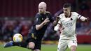 Gelandang Ajax Amsterdam, Davy Klaassen (kiri) mengontrol bola dibayangi bek AS Roma, Gianluca Mancini dalam laga leg pertama perempatfinal Liga Europa 2020/2021 di Johan Cruijff Arena, Amsterdam, Kamis (8/4/2021). Ajax kalah 1-2 dari AS Roma. (AP/Peter Dejong)