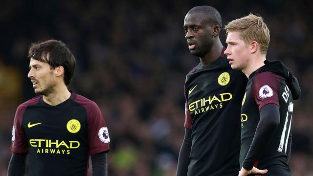 Ekspresi para pemain Manchester City saat ditaklukan Everton di Goodison Park, Minggu (15/1). Tak hanya sekadar kalah, City dipermalukan The Toffess empat gol tanpa balas. (AP Photo/ Peter Byrne)