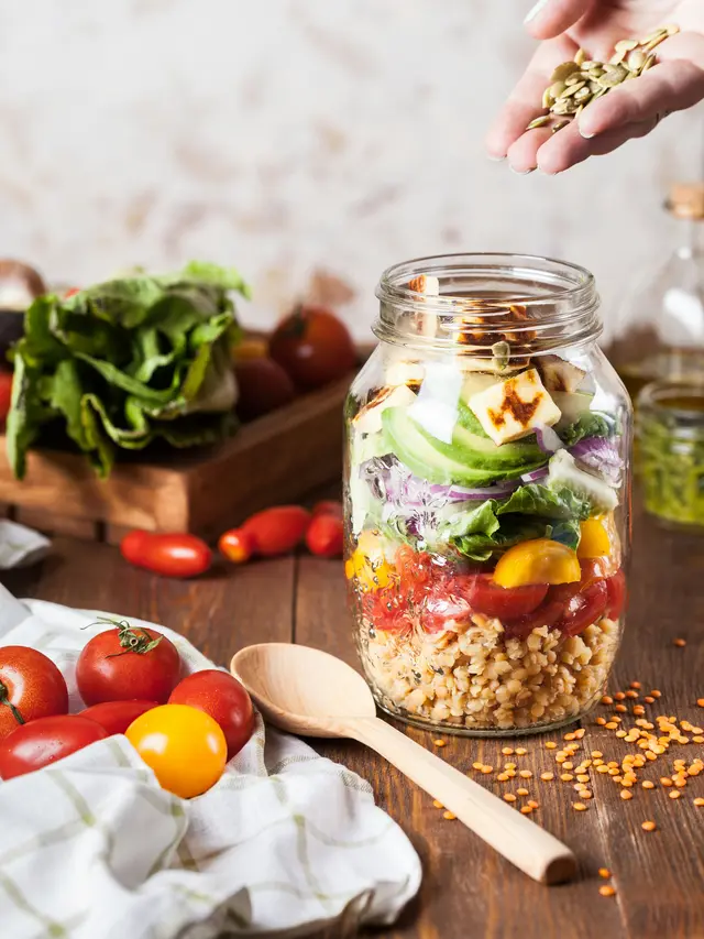 Ilustrasi meal prep praktis untuk membantu mengatur asupan makanan sehari-hari.