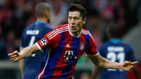 Penyerang Bayern Muenchen, Robert Lewandowski merayakan selebrasi usai mencetak gol ke gawang Porto di leg kedua perempat final Liga Champions di Allianz Arena, German, Rabu (22/4/2015). Bayern Muenchen menang 6-1 atas Porto. (Reuters/Michael Dalder)