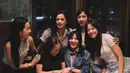 Bersama para sahabat termasuk, Ririn Dwi Ariyanti, Naysila pun tampil dengan jaket denim model blazer dipadu inner polkadot. [@naymirdad]