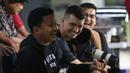 Pemain Persija Jakarta, Ondrej Kudela (tengah) bercanda dengan fotografer Persija Jakarta, Khairul Imam (kiri) sedang memotret saat sesi latihan menjelang laga terakhir BRI Liga 1 2022/2023 di lapangan latih Jakarta International Stadium (JIS), Kamis (13/04/2023). Macan Kemayoran akan menjamu PSS Sleman di Stadion Utama Gelora Bung Karno (SUGBK) pada Sabtu (15/04/2023). (Bola.com/Bagaskara Lazuardi)