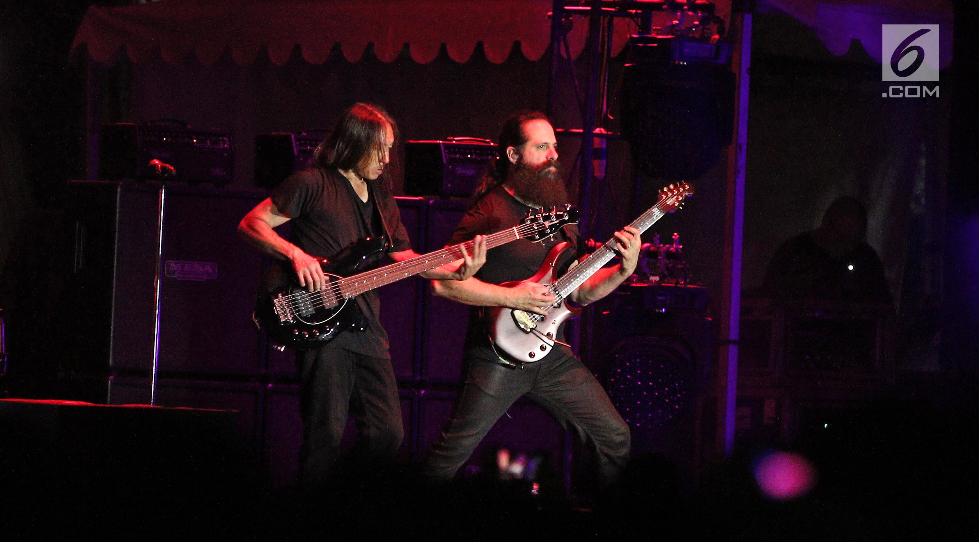 Aksi panggung gitaris dan bassis band Dream Theater, John Petrucci dan John Myung saat menghibur penonton hari kedua JogjaRockarta International Music Festival 2017 di Stadion Kridosono, Jogjakarta, Sabtu (30/9). (Liputan6.com/Herman Zakharia)