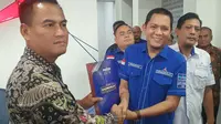 Adi Saputra mengembalikan formulir pendaftaran calon Gubernur Sumatera Utara (Sumut) ke DPD Partai Demokrat Sumut (Reza Efendi/Liputan6.com)