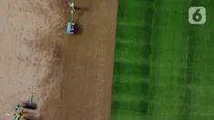 Pekerja melakukan proses perataan tanah untuk pemasangan rumput hybrid di area lapangan latih Jakarta International Stadium, Jumat (23/10/2020). Sebanyak dua lapangan latih JIS mulai dilakukan pemasangan rumput hybrid dan ditarget selesai pada Desember 2020. (Liputan6.com/Helmi Fithriansyah)
