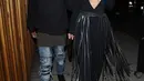 Kylie Jenner saat ditemani oleh penyanyi rapper Tyga untuk keluar makan malam di California Kamis malam waktu setempat. Wanita 18 tahun ini akan menuju restoran favorit keluarga Kardashian. (Dailymail)