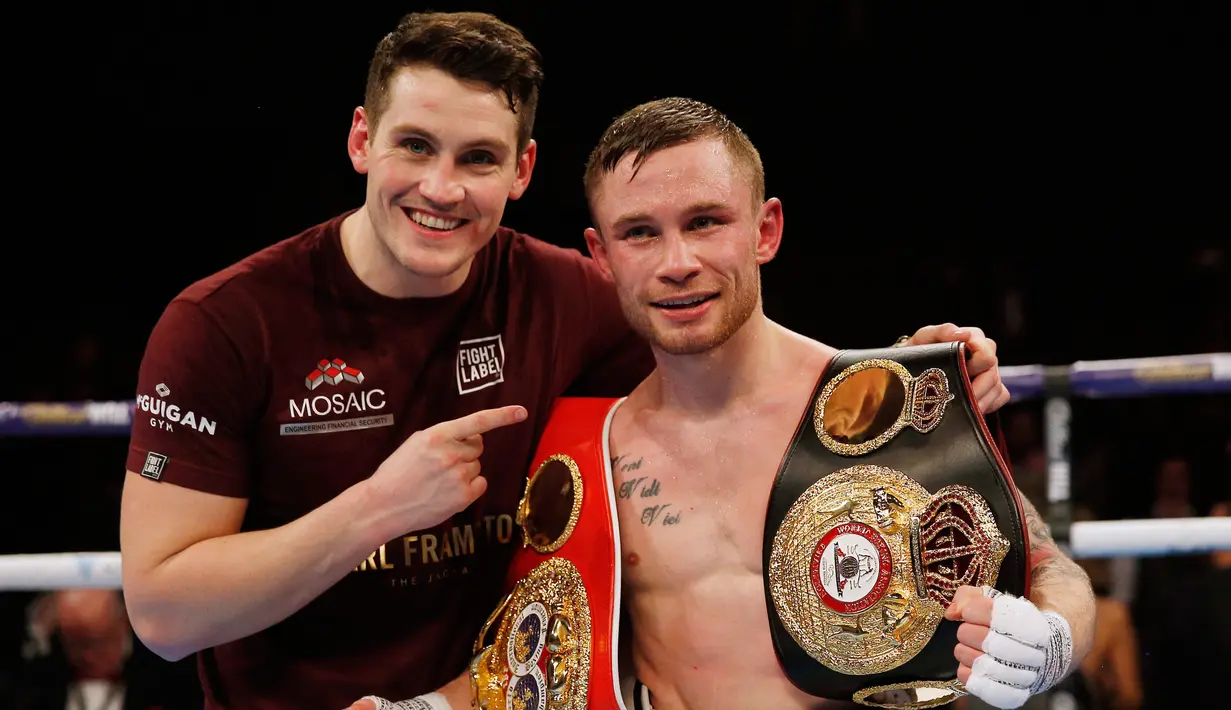 Petinju Carl Frampton bersama pelatihnya usai memenangkan gelar tinju kelas Bantam di Manchester Arena, (27/2). Carl kini memegang sabuk juara IBF dan WBA judul super bantam. (Reuters / Andrew Couldridge)