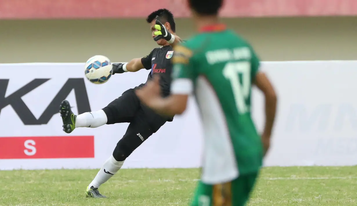Shahar Ginanjar dengan gaya khas mendang bola pada laga Piala Jenderal Sudirman di Stadion Manahan,Solo, Selasa(15/12/2015). (Bola.com/Nicklas Hanoatubun)