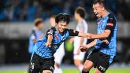 Selebrasi gelandang Kawasaki Frontale, Kaoru Mitoma setelah menjebol gawang Nagoya Grampus pada laga J-League 2020/2021 di Todoroki Stadium, Kanagawa, Jepang (18/10/2020). Kaoru Mitoma didatangkan Brighton and Hove Albion dari Kawasaki Frontale pada awal musim 2021/2022 dengan nilai transfer 3 juta euro atau kini setara Rp49 miliar. (AFP/Charly Triballeau)