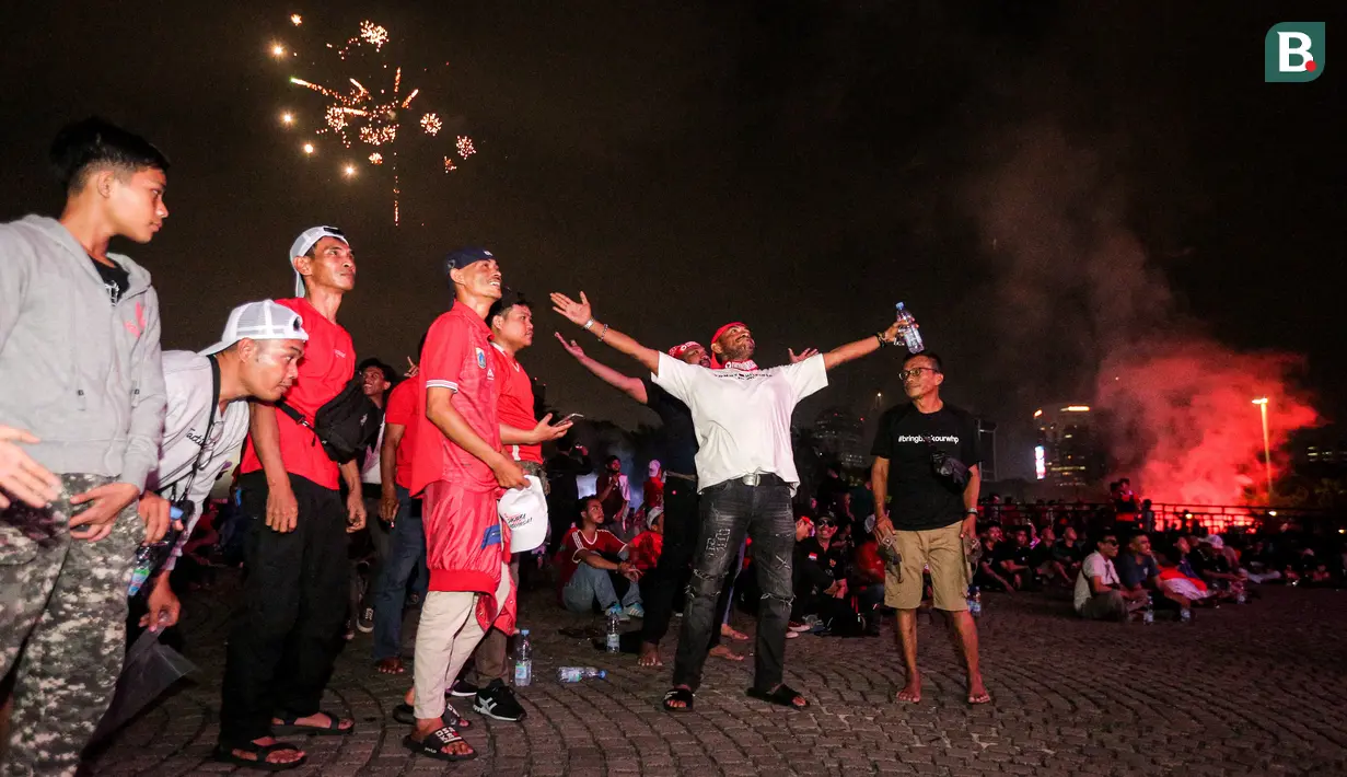 Para suporter Timnas Indonesia U-23 merayakan gol pertama yang dicetak oleh Ivar Jenner ke gawang Irak saat nonton bareng perebutan peringkat ketiga Piala Asia U-23 2024 di Kompleks Monumen Nasional (Monas), Jakarta, Kamis (03/05/2024). (Bola.com/Bagaskara Lazuardi)