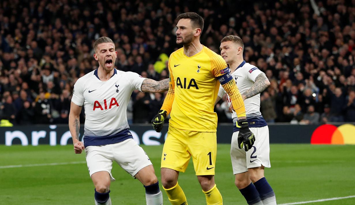 Ekspresi kiper Tottenham Hotspur Hugo Lloris (tengah) setelah berhasil menepis tendangan penalti penyerang Manchester City Sergio Aguero pada leg pertama perempat final Liga Champions 2018-2019 di Tottenham Hotspur Stadium, London, Selasa (9/4). (Reuters/Paul Childs)