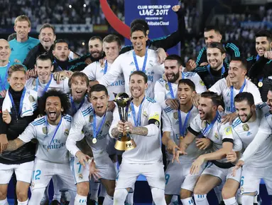 Para pemain Real Madrid melakukan selebrasi usai menjuarai Piala Dunia Antarklub 2017 dengan mengalahkan Gremio di Stadion Syeikh Zayed, Abu Dhabi, Sabtu (16/12/2017). Real Madrid menang 1-0 atas Gremio. (AP/Hassan Ammar)