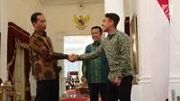 Presiden Joko Widodo (Jokowi) berjabat tangan dengan pemain timnas U-19 Egy Maulana Vikri di Istana Merdeka, Jakarta, Jumat (23/3). Pertemuan antara Presiden Jokowi dan Egi Maulana berlangsung di luar agenda resmi Kepresidenan. (Liputan6.com/Angga Yuniar)
