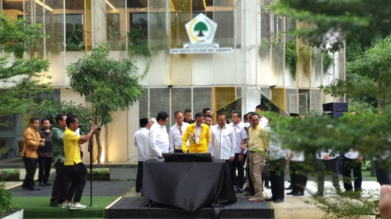 Ketua Umum Golkar Airlangga Hartarto dan Presiden Jokowi pada acara buka bareng dan ngobrol santai masa depan dan konsep Indonesia 4.0 di Jakarta. (Liputan6.com/Putu Merta Surya)