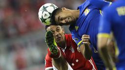 Pemain Bayern Munchen, Thiago Alcantara (kiri) mencoba menghalau bola dari sundulan pemain Rostov, Christian Noboa pada laga grup D Liga Champions di Allianz Arena, Munich, Jerman, (14/9/2016) dini hari WIB. (AP Photo/Matthias Schrader)