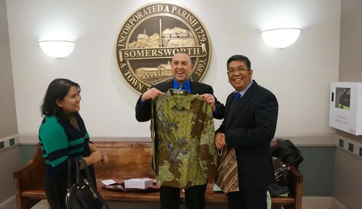 Wali Kota Somersworth, Dana S Hilliard (tengah) memperlihatkan batik pemberian Benny YP Siahaan (kanan), New York, AS, Kamis (7/1/2016). Untuk pertama kalinya, pembacaan ikrar setia wali kota itu dilakukan dalam bahasa Indonesia.(www.updetails.com)