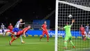 Penyerang Hertha Berlin, Vedad Ibisevic, saat mencetak gol ke gawang Union Berlin pada laga lanjutan Bundesliga di Stadion Olimpiade, Berlin, Sabtu (23/5/2020) dini hari WIB. Hertha Berlin menang 4-0 atas Union Berlin. (AFP/Stuart Franklin/Pool)