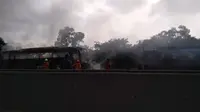 Bus terbakar di Tol Cikampek. (Liputan6.com/Nurmayanti)