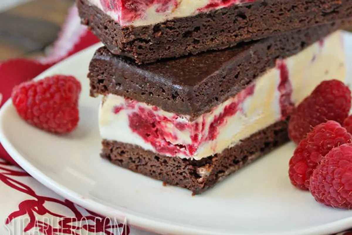 Coklat dan Raspberi dalam Sajian Dessert yang Lumer di Mulut