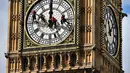 Senin (19/8/14), para pekerja membersihkan menara jam Big Ben di London, Inggris. (AFP PHOTO/Ben Stansall)