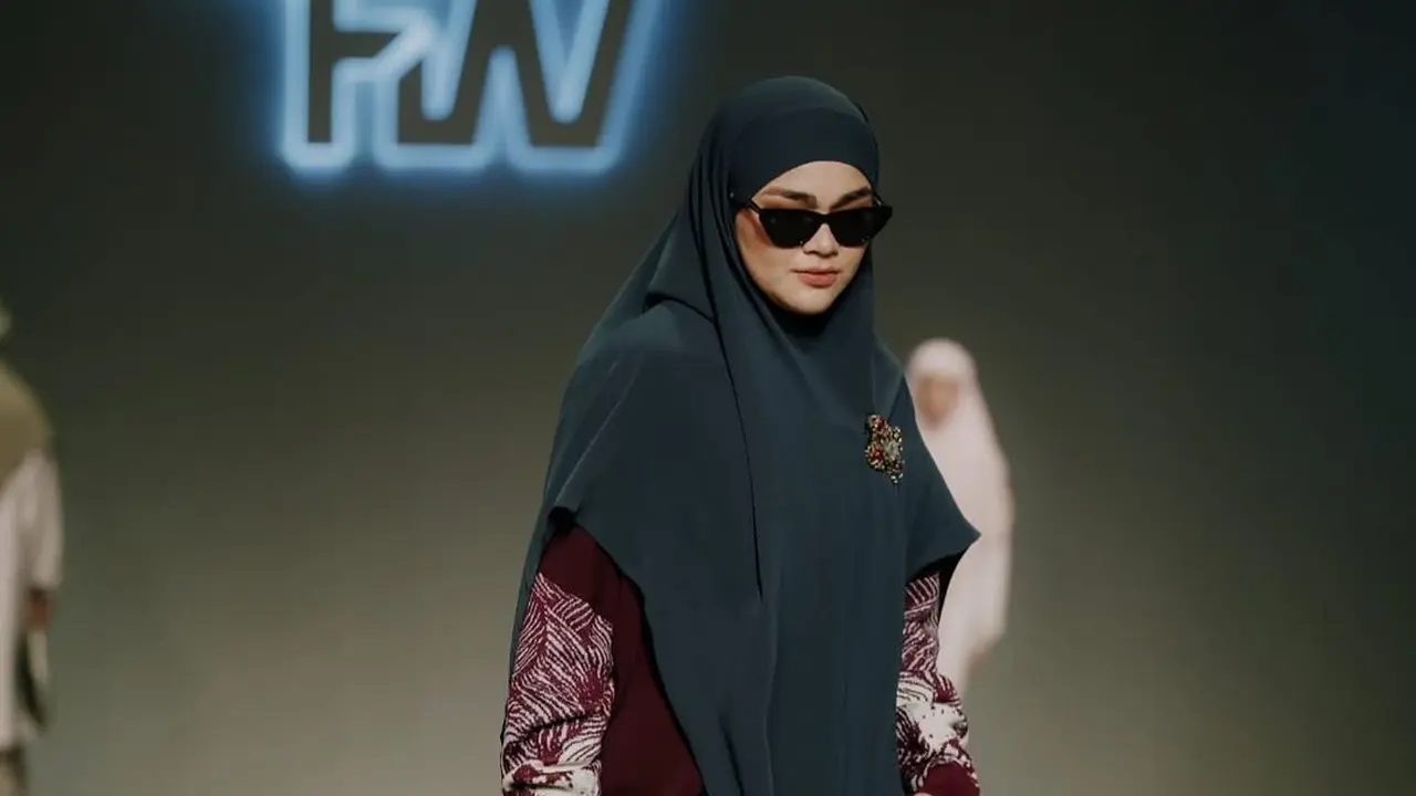 Bikin Pangling, Pesona Sivia Azizah dalam Balutan Hijab Syar’i saat Melenggang di Runway JMFW 2026