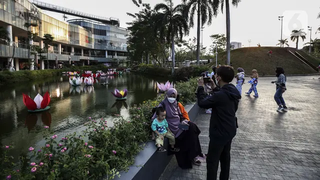 FOTO: Tak Boleh Mudik, Warga Jakarta Liburan Lebaran ke Mal
