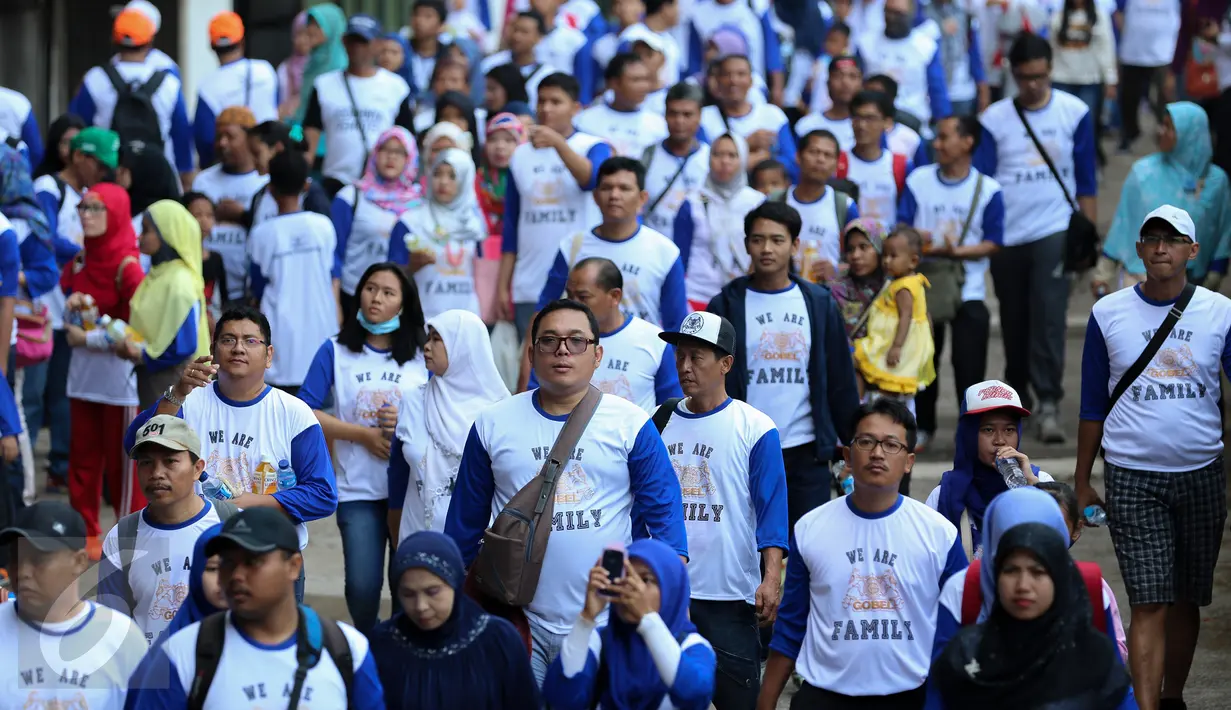 Karyawan PT. Panasonic Gobel Indonesia membanjiri kawasan SGBK dalam rangka family gathering, Jakarta, Minggu (11/10/2015). Acara ini diawali dengan jalan sehat, yang dipimpin oleh bos Panasonic Rachmat Gobel. (Liputan6.com/Faizal Fanani)