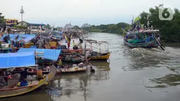 Sejumlah perahu nelayan bersandar di Dermaga Muara Angke, Jakarta, Selasa (19/2021). Memasuki musim pancaroba ditambah kencangnya angin, nelayan mengatakan hasil tangkapan ikan menjadi tidak menentu. (merdeka.com/Imam Buhori)