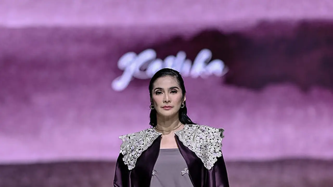 Pesona Maudy Koesnaedi di Runway JFW 2026, Pancarkan Keanggunan dan Karisma di Usia 50 Tahun