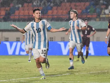 Pemain tengah timnas Argentina U-17, Claudio Echeverri (kedua kiri) merayakan golnya ke gawang Venezuela pada laga 16 besar Piala Dunia U-17 2023 di di Stadion Si Jalak Harupat, Bandung, Jawa Barat, Selasa (21/11/2023). (Doc LOC WCU17/SBN)