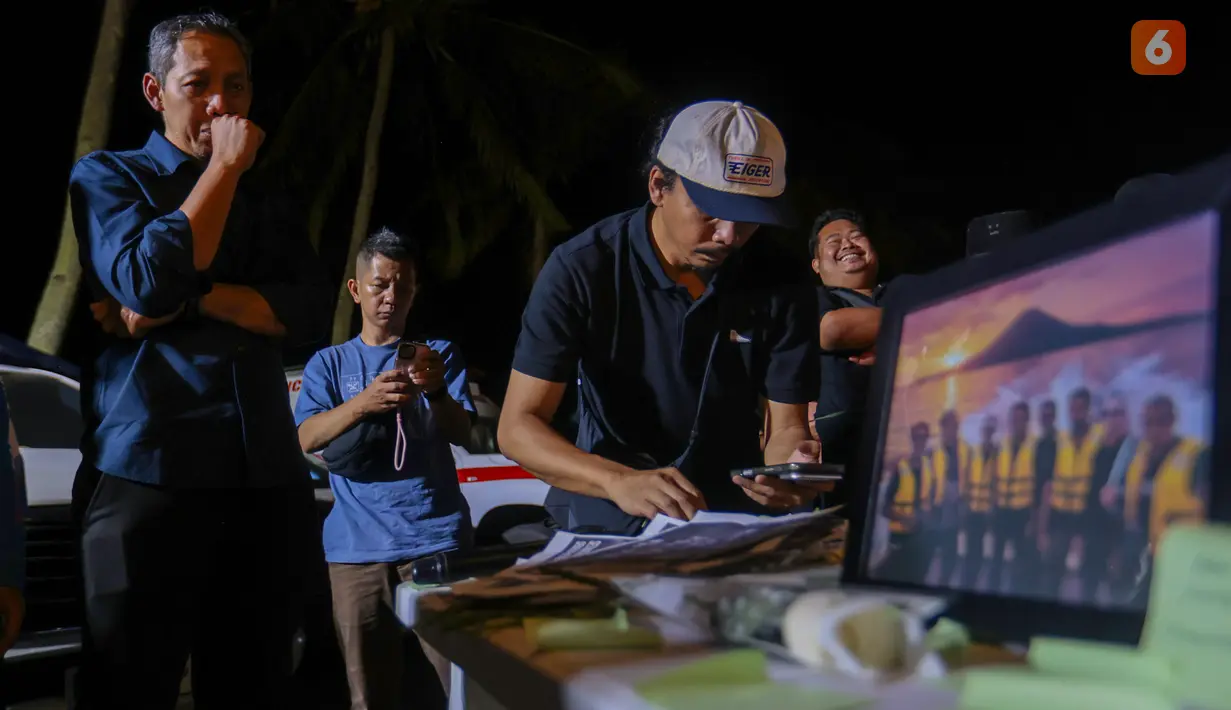 Rekan-rekan wartawan menuliskan pesan dan angan untuk lima wartawan serta tiga kru kapal Arupadhatu 1 nan lenyap kontak di Selat Sunda, di Carita, Pandeglang, Banten, Kamis (17/9/2026). (KLY/Budy Santoso)