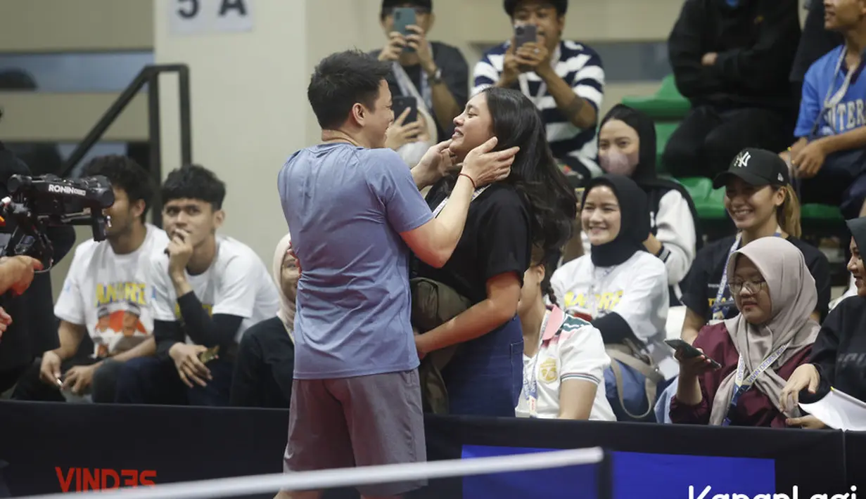 Setelah kalah dari Desta, Ariel lantas menghampiri putrinya, Alleia yang duduk di bangku penonton. Vokalis Noah itu tampak tersenyum memegang pipi putrinya yang datang memberikan dukungan. [Foto; KapanLagi.com®/Bayu Herdianto]