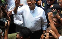 VIDEO: Anies Berkali-kali Dihujani Pelukan Anak Papua, Penonton Histeris
