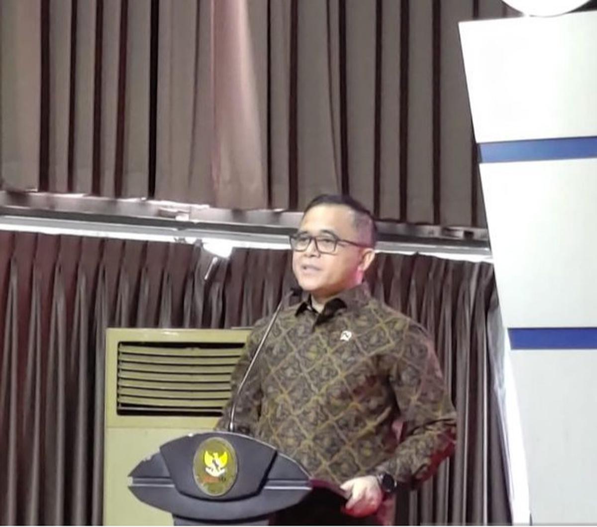 "Jadi kesepakatan pemerintah dengan DPR adalah 2,3 juta yang ada di database BKN. Ini yang kita selesaikan," kata Anas Rabu (17/1) lalu.