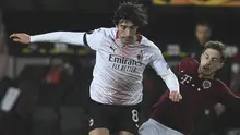 Gelandang AC Milan, Sandro Tonali lewati adangan pemain Sparta Praha pada laga lanjutan Liga Europa 2020/2021, Jumat (11/12/2020) dini hari WIB. (AFP)